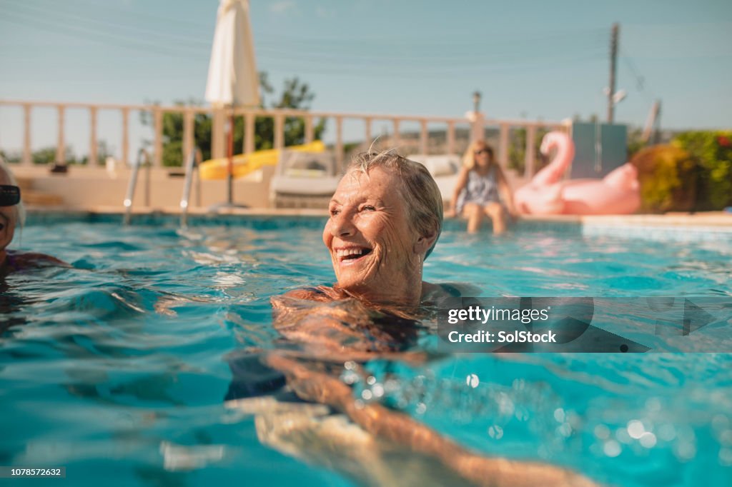 Ältere Frau genießen Sommerurlaub