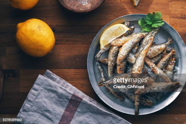 crujiente pescado olía con limón fresco - eperlano fotografías e imágenes de stock