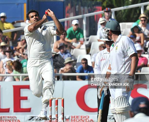 Indian Zaheer Khan delivers a ball watched by South African captain Graeme Smith on January 4, 2011 during the third day of the third and final Test...