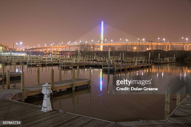toledo veterans' glass city skyway bridge - toledo ohio stock-fotos und bilder