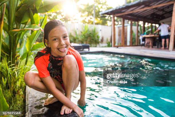 schattig meisje bij het zwembad - gili trawangan stockfoto's en -beelden