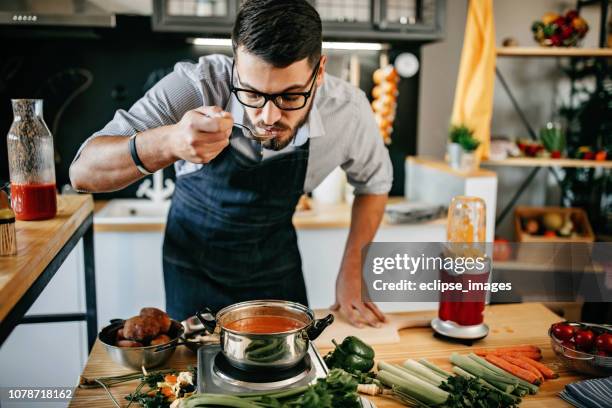 odeur est si bon - man cooking photos et images de collection