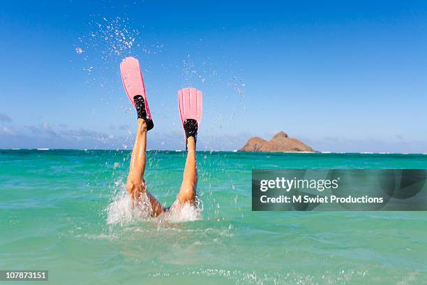 snorkeler diving fun - dive stockfoto's en -beelden