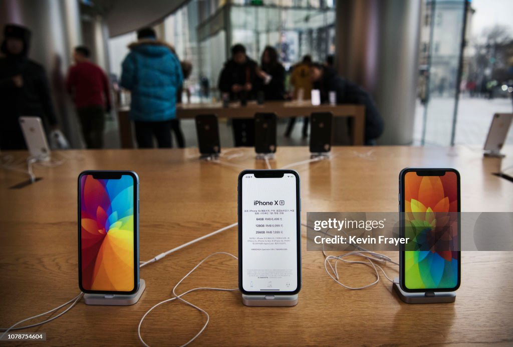 Apple Slashes Revenue Forecast Following Weak Sales In China