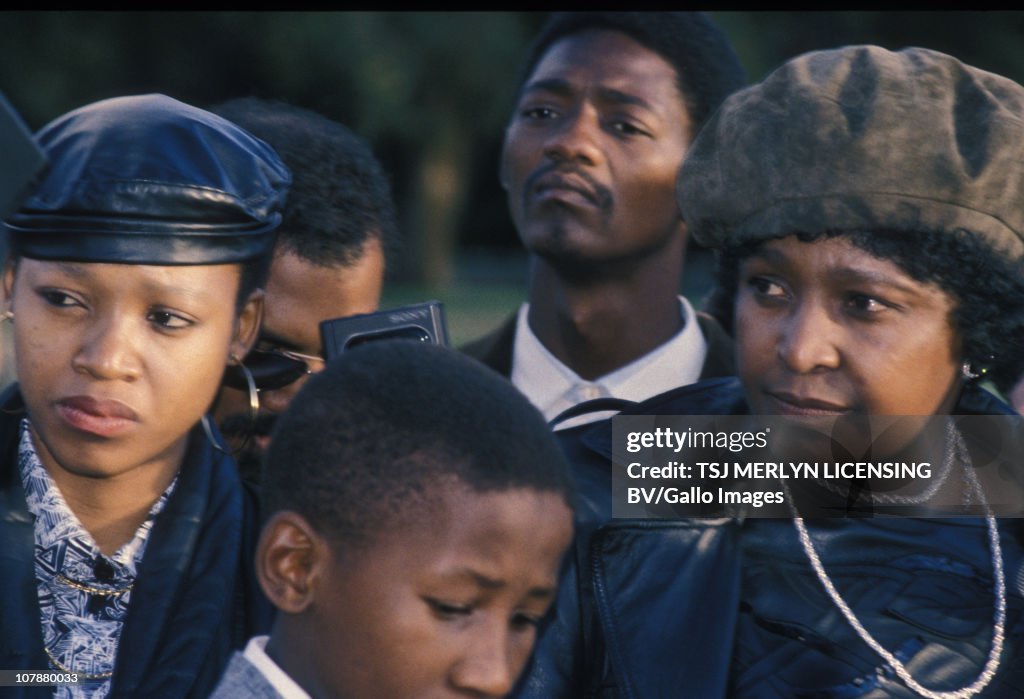 Mandela family outside prison