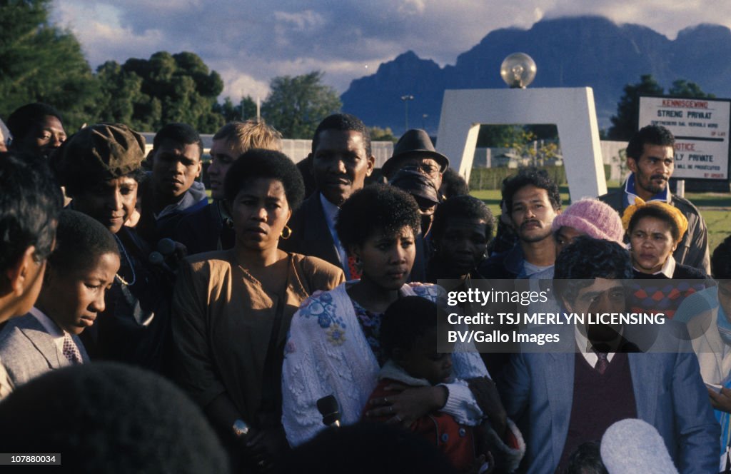 Mandela family outside prison