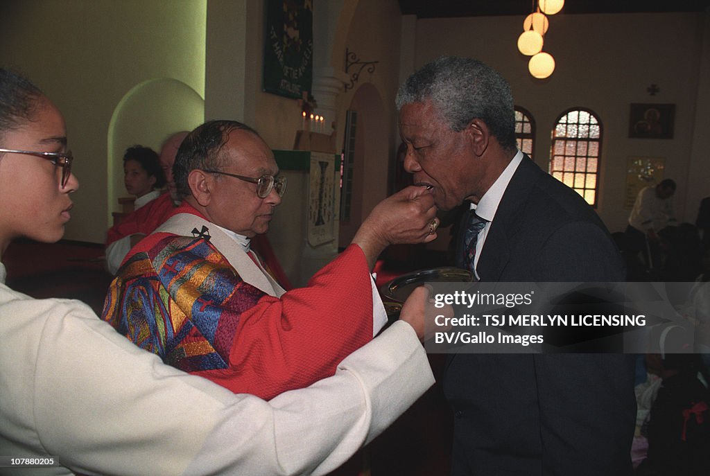 Mandela receives Communion