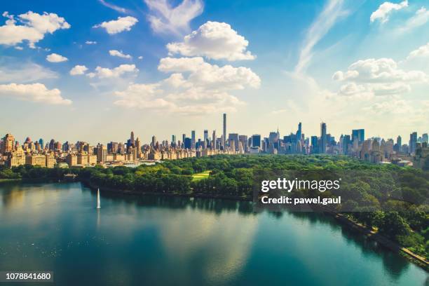 luchtfoto van central park met manhattan skyline - central park stockfoto's en -beelden