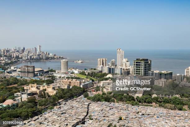 op het dak beeld van sloppenwijken, gebouwen en naburige gemeenschap - mumbai, maharashtra - mumbai colour stockfoto's en -beelden