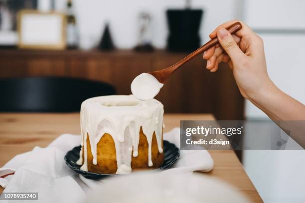 woman's hand decorating cake with white chocolate - decorating a cake - fotografias e filmes do acervo