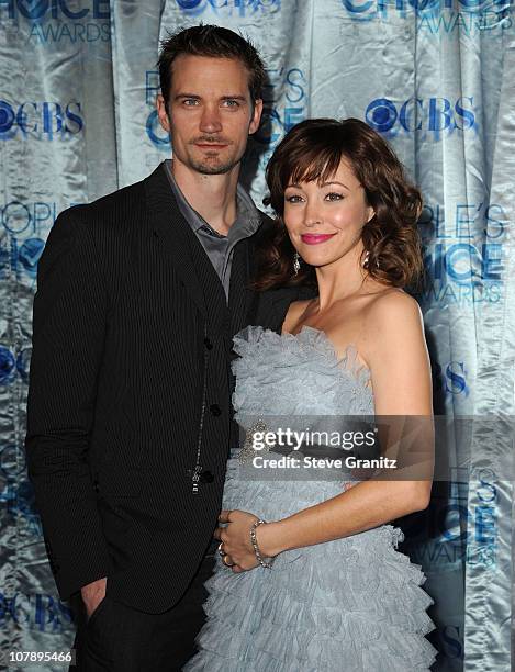 Actress Autumn Reeser and husband Jesse Warren arrive at the 2011 People's Choice Awards at Nokia Theatre L.A. Live on January 5, 2011 in Los...