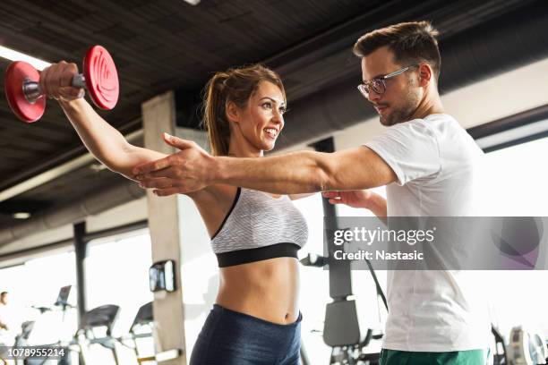 trainer tonen oefening met halters - bicep curl stockfoto's en -beelden