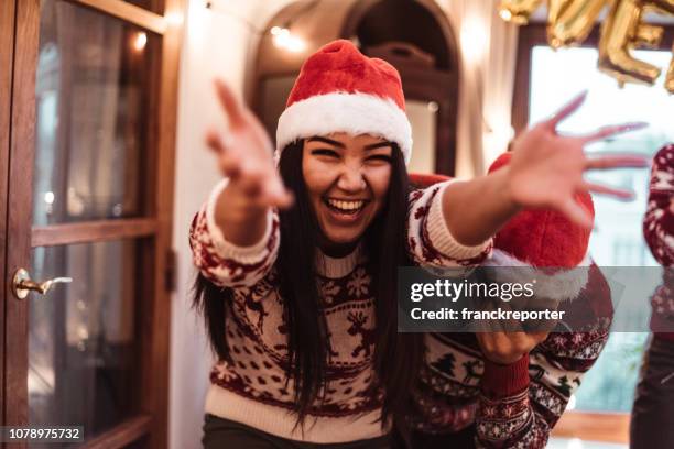 freunde, tanzen zu hause für weihnachten - silly christmas lights stock-fotos und bilder