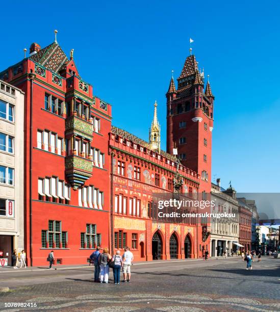 marktplatz met het rathaus in basel, zwitserland - marktplein stockfoto's en -beelden