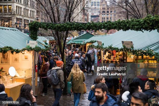 weihnachtsmarkt in union square new york - usa - union square new york city stock-fotos und bilder