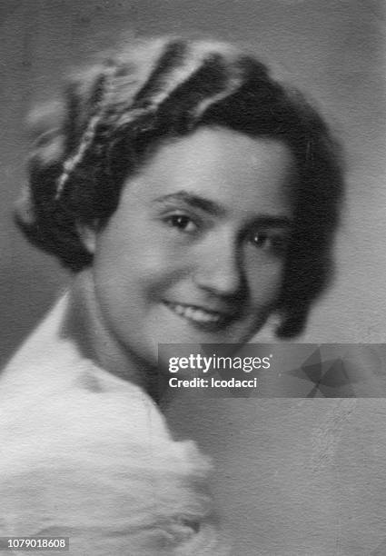 jaren 1930. alassio ligurië italië - portrait retro woman stockfoto's en -beelden