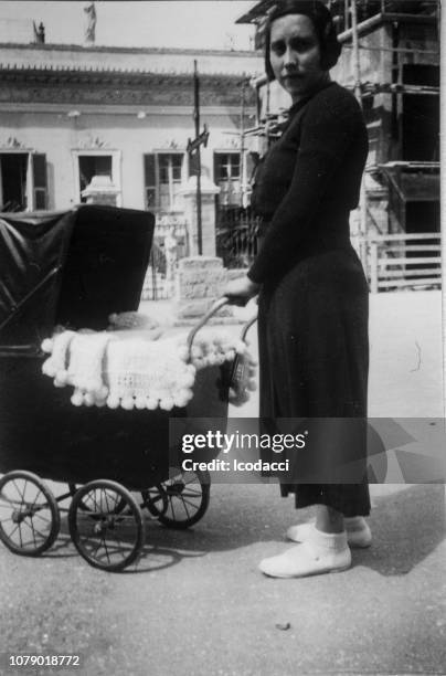 1930s. florence tuscany italy young mom portrait - 1930s woman stock pictures, royalty-free photos & images