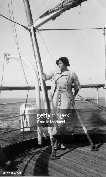 der 1930er jahre. alassio ligurien italien - woman 1950 stock-fotos und bilder