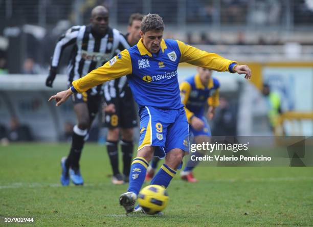 Hernan Crespo of Parma FC shoots from the penalty spot to score the 3-0 goal during the Serie A match between Juventus FC and Parma FC at Olimpico...