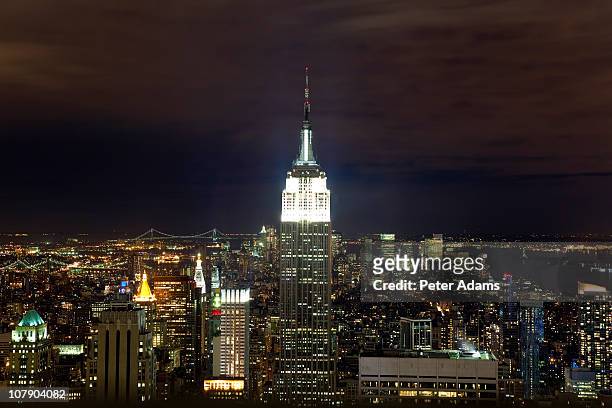 empire state building & lower manhattan, new york - empire state building at night stock pictures, royalty-free photos & images