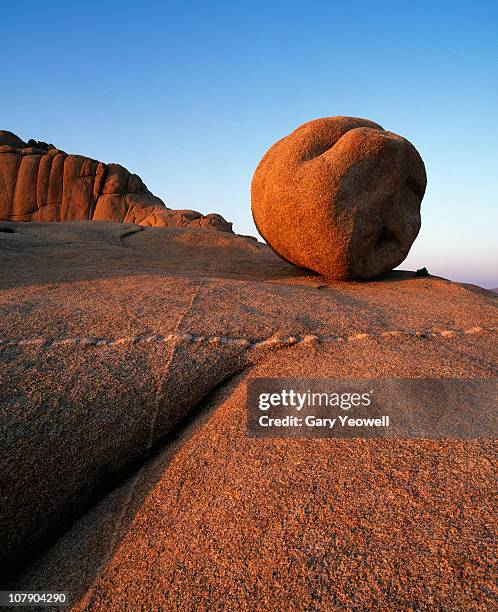 boulder in rocky landscape - roche photos et images de collection