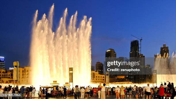 fountain light show dubai mall at dusk - dubai fountain stock pictures, royalty-free photos & images