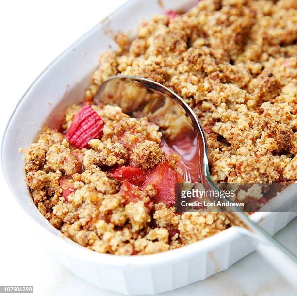 rhubarb crumble - rhubarbe stock pictures, royalty-free photos & images