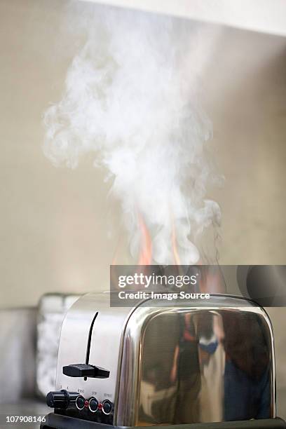 tostadora en fuego - toaster fotografías e imágenes de stock