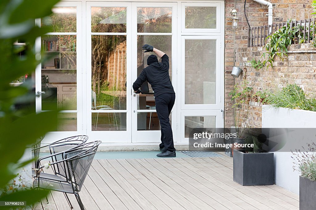 Einbrecher stehen auf der Terrasse
