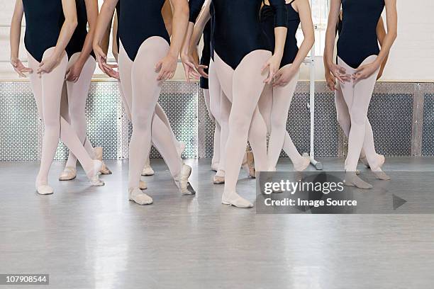 ballerinas tanzen - teen girls in tights stock-fotos und bilder