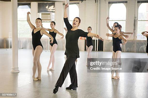 teacher and ballet dancers - dance teacher foto e immagini stock