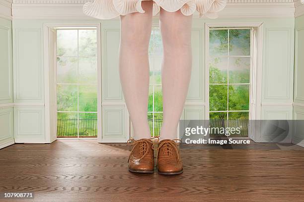 legs of giant woman in tiny room - nylon feet 個照片及圖片檔