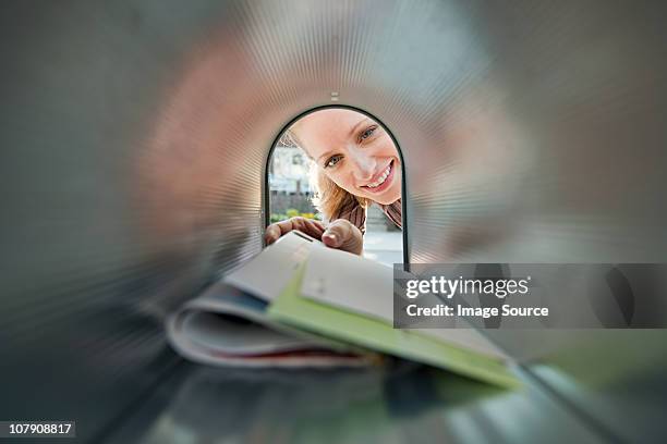 mujer recogida de buzón de mensajes - mailbox fotografías e imágenes de stock