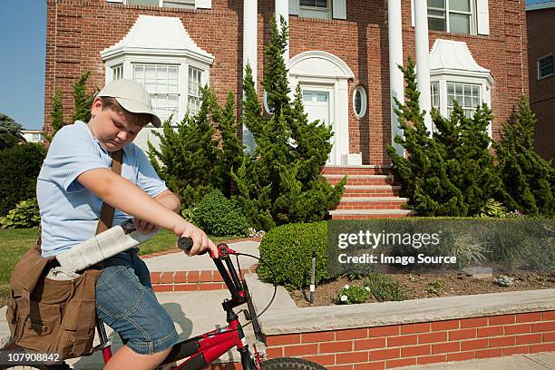 paperboy mit fahrrad liefern zeitungen - zeitungsausträger stock-fotos und bilder