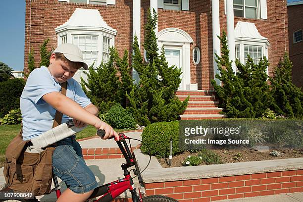paperboy con bicicleta la entrega de periódicos - paperboy fotografías e imágenes de stock
