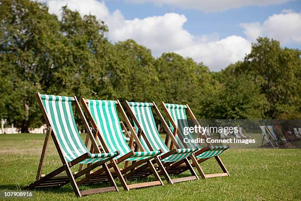 deck chairs in st james's park, london - sedia a sdraio foto e immagini stock