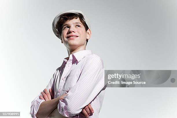 boy looking up and smiling - flat cap 個照片及圖片檔