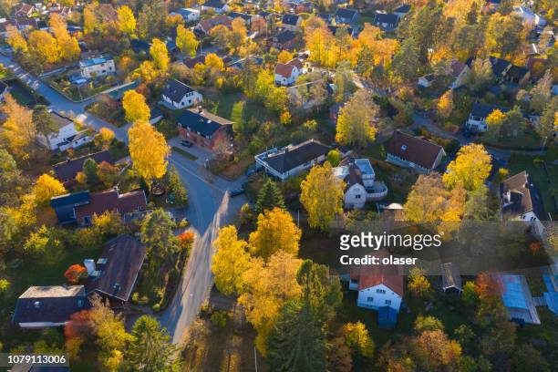 vliegen over villa en boom gebied gewoon bij zonsondergang - village stockfoto's en -beelden