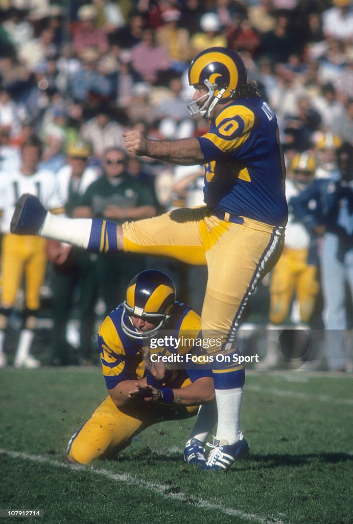 Tom Dempsey Rams Kicker Tom Dempsey of the Los Angeles Rams kicks a field goal against ...