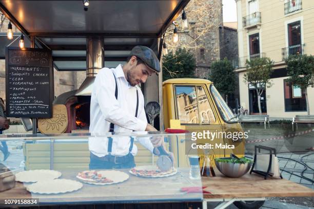 食品卡車比薩餅在木烤箱製作 - street food truck 個照片及圖片檔