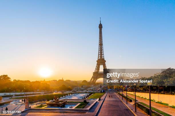 sunrise with eiffel tower in paris, france - eiffel tower sunrise photos et images de collection