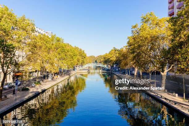 canal saint martin on a sunny day, paris, france - île de france stock pictures, royalty-free photos & images