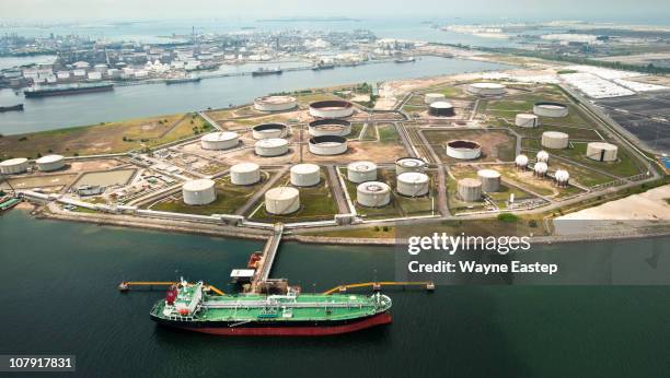 tank farm at petrochemical refinery, singapore - olietanker stockfoto's en -beelden