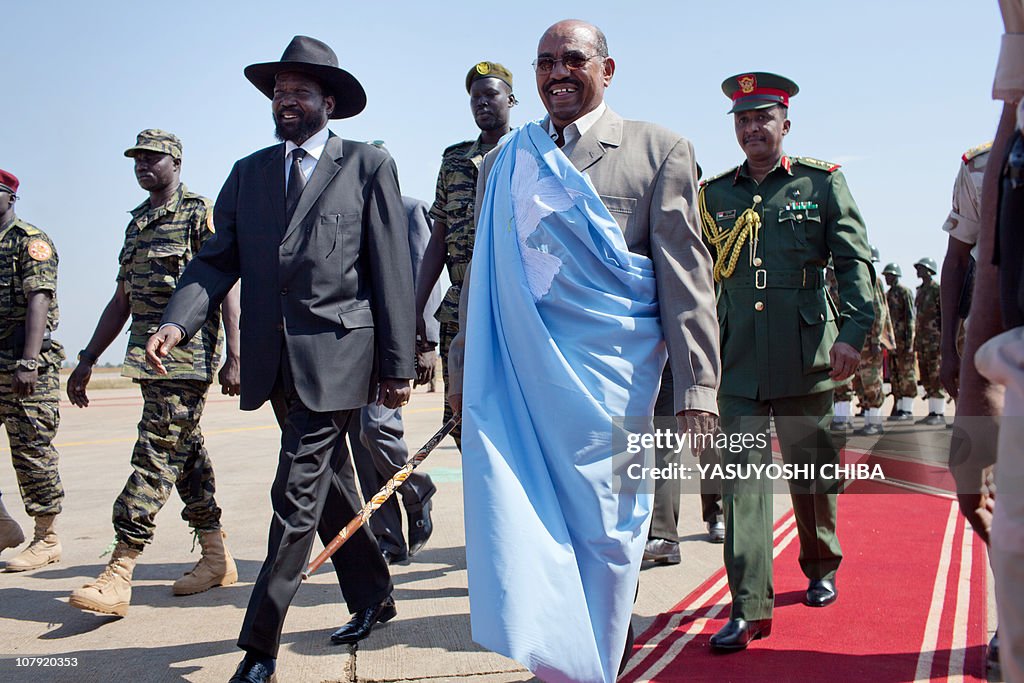 Sudanese President Omar al-Bashir (R) is