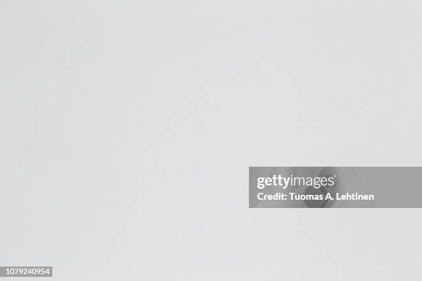white and blank watercolor paper sheet or aquarelle pad with subtle texture. - texture carton photos et images de collection