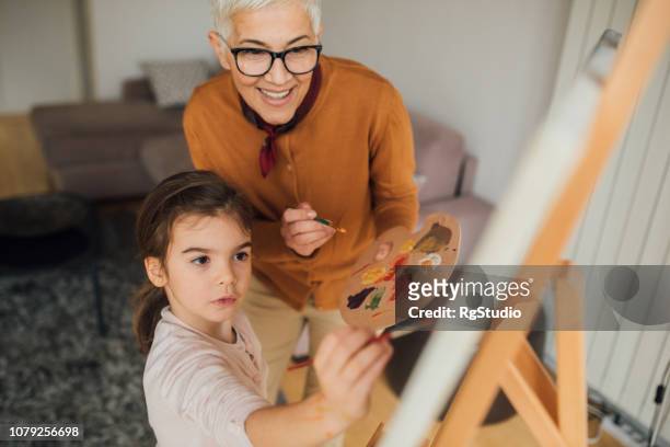 mulher e neta de pintura - desenhar atividade - fotografias e filmes do acervo