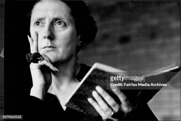 Kerry Walker who plays Edith Sitwell in the Play ' Knuckle Dusters ' in rehearsal. December 19, 1988. .
