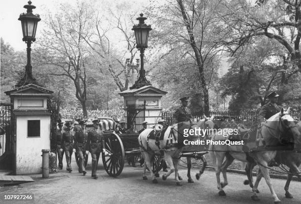 The horse-drawn carriage at the head of Franklin Delano Roosevelt's funeral procession enters the gate at Hyde Park, New York, April 15, 1944.