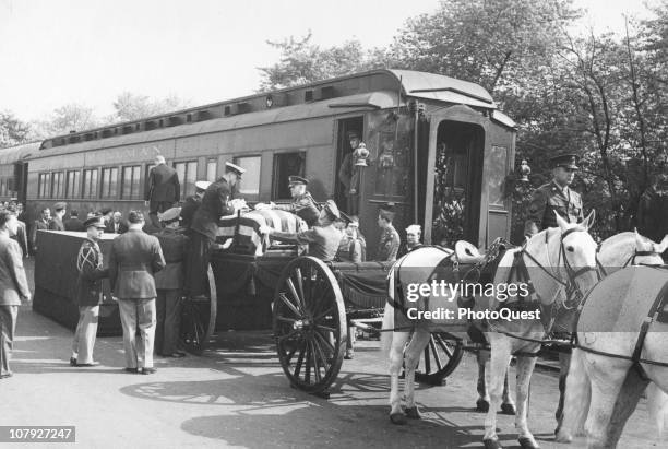 Franklin Roosevelt's coffin is loaded onto a horse-drawn carriage that will transport his body to its burial site in Hyde Park, New York, April 15,...