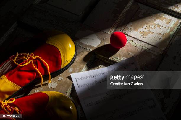 clown shoes and clown nose_1 - ian gwinn stock pictures, royalty-free photos & images